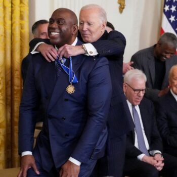 Und dann ging „Magic“ Johnson vor Biden in die Knie