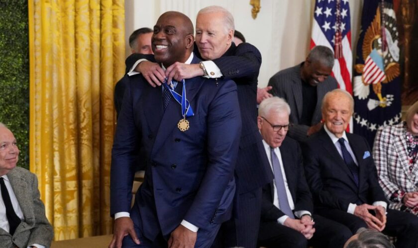 Und dann ging „Magic“ Johnson vor Biden in die Knie