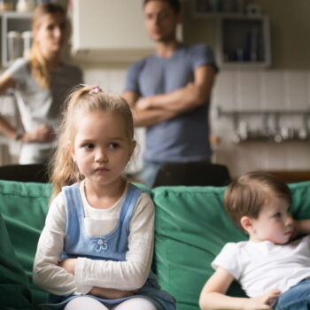 Tous les parents le font, c'est absolument à proscrire devant les enfants selon les experts