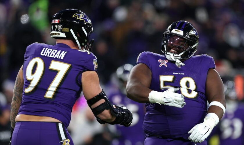 Ravens' 355-pound lineman snags interception to clinch division title in victory vs. Browns