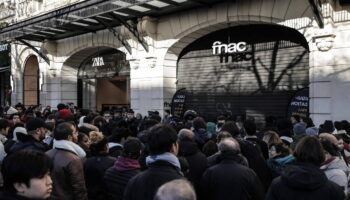 Fermeture imminente de la Fnac des Champs-Elysées : face à une foule trop importante, l’enseigne reporte sa braderie