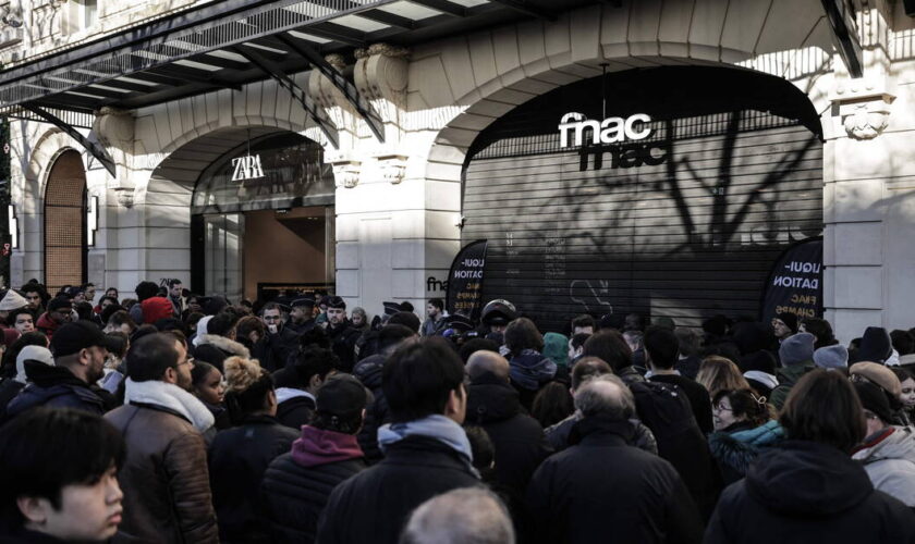 Fermeture imminente de la Fnac des Champs-Elysées : face à une foule trop importante, l’enseigne reporte sa braderie