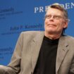 Stephen King imaginait les États-Unis en 2025 dans son roman dystopique « Running Man » et les ressemblances sont glaçantes