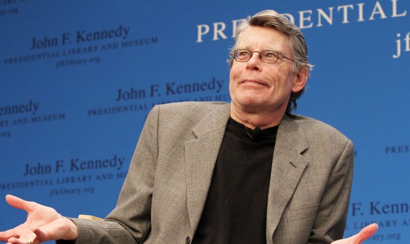 Stephen King imaginait les États-Unis en 2025 dans son roman dystopique « Running Man » et les ressemblances sont glaçantes