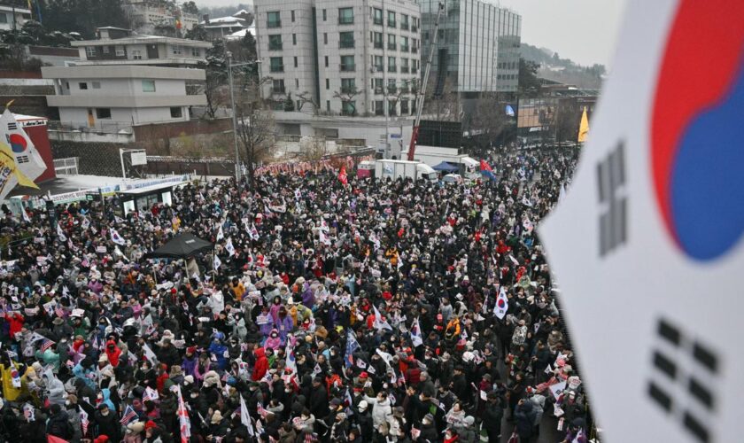 Des manifestants réclament l’arrestation du président sud-coréen déchu Yoon, à la veille de la date butoir