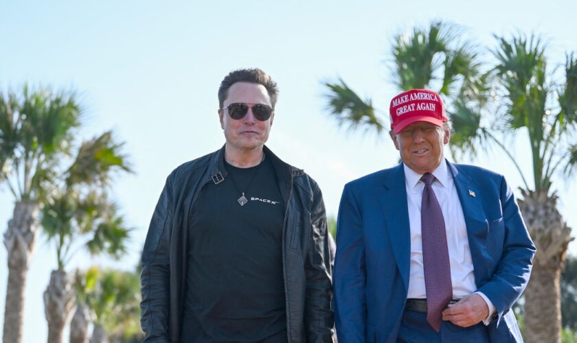 Donald Trump et Elon Musk assistent au lancement du sixième vol d'essai de la fusée SpaceX Starship, le 19 novembre 2024 à Brownsville, au Texas.