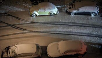 Winterwetter: Schneefall sorgt für Flugausfälle, Bahnchaos und Verkehrsunfälle