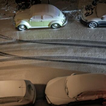 Winterwetter: Schneefall sorgt für Flugausfälle, Bahnchaos und Verkehrsunfälle