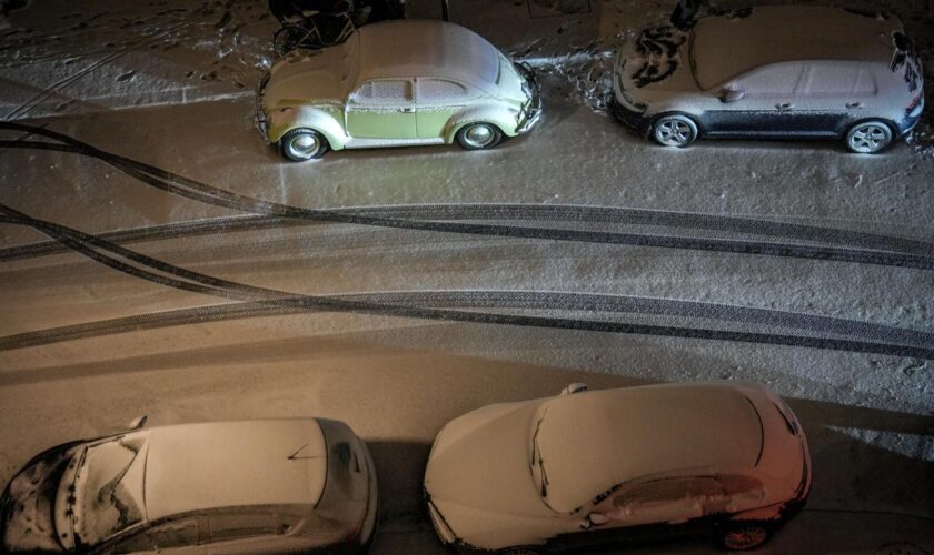 Winterwetter: Schneefall sorgt für Flugausfälle, Bahnchaos und Verkehrsunfälle