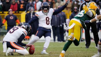 Bears' game-winning field goal drops Packers in NFC playoff seeding, snaps 10-game losing streak