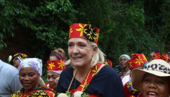 En déplacement à Mayotte, Le Pen estime que le plan gouvernemental de reconstruction « ne va pas assez loin »