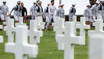 EN IMAGES - Jeux olympiques 2024 : la flamme, des bords de Loire aux plages du Débarquement