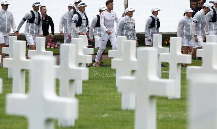 EN IMAGES - Jeux olympiques 2024 : la flamme, des bords de Loire aux plages du Débarquement