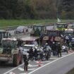 Colère des agriculteurs : les tracteurs "encerclés" par la police, en route vers Paris