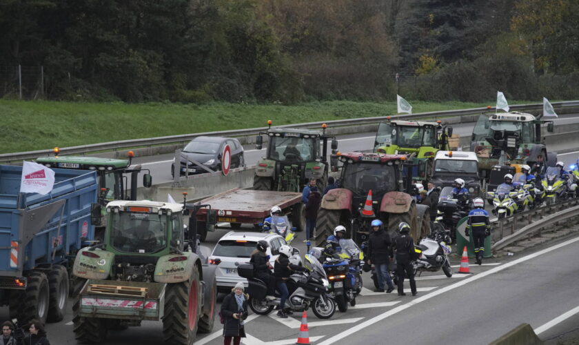 Colère des agriculteurs : les tracteurs "encerclés" par la police, en route vers Paris