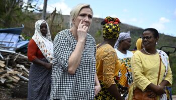 À Mayotte, Marine Le Pen exploite les limites de l’exécutif pour mieux se faire valoir