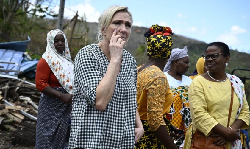 À Mayotte, Marine Le Pen exploite les limites de l’exécutif pour mieux se faire valoir