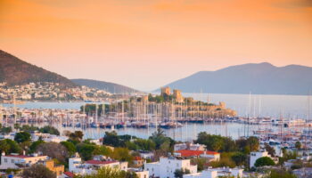 C'est le nouveau Saint-Tropez mais c'est bien moins cher. Cette ville en Méditerranée va séduire les connaisseurs