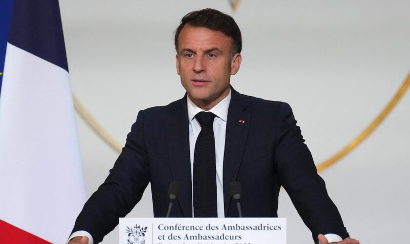 Le président français Emmanuel Macron prononce son discours devant les ambassadeurs de France en poste dans le monde, le 6 janvier 2025, à l'Elysée, à Paris.