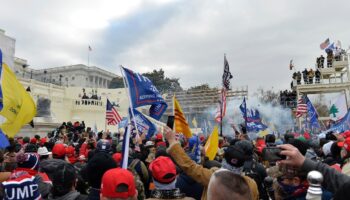 Heurts entre la police et les partisans du président américain Donald Trump devant le Capitole, le 6 janvier 2021