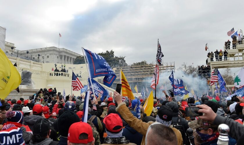 Heurts entre la police et les partisans du président américain Donald Trump devant le Capitole, le 6 janvier 2021