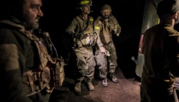 (Photo fournie par l'armée ukrainienne) Un soldat ukrainien aide un autre militaire blessé pendant son évacuation vers un hôpital de campagne dans la région de Donetsk (est de l'Ukraine), le 26 juin 2024