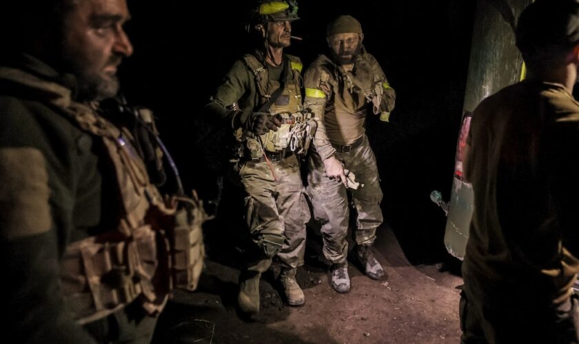 (Photo fournie par l'armée ukrainienne) Un soldat ukrainien aide un autre militaire blessé pendant son évacuation vers un hôpital de campagne dans la région de Donetsk (est de l'Ukraine), le 26 juin 2024