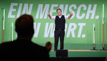 Bundestagswahl: Grüne beginnen Bundestagswahlkampf in überfüllter Halle in Lübeck