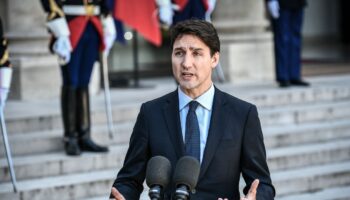 Le Premier ministre canadien Justin Trudeau s'adresse à la presse dans la cour de l'Elysée à Paris le 16 mai 2019