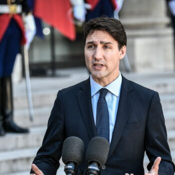 Le Premier ministre canadien Justin Trudeau s'adresse à la presse dans la cour de l'Elysée à Paris le 16 mai 2019