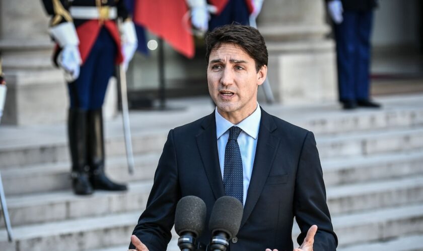 Le Premier ministre canadien Justin Trudeau s'adresse à la presse dans la cour de l'Elysée à Paris le 16 mai 2019