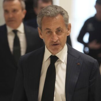 « Procès libyen » : « L’accusation essaie de vous entraîner dans un tunnel sombre », avance un avocat de Nicolas Sarkozy au premier jour d’audience