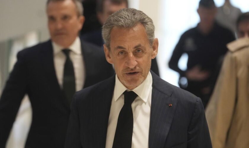 « Procès libyen » : « L’accusation essaie de vous entraîner dans un tunnel sombre », avance un avocat de Nicolas Sarkozy au premier jour d’audience