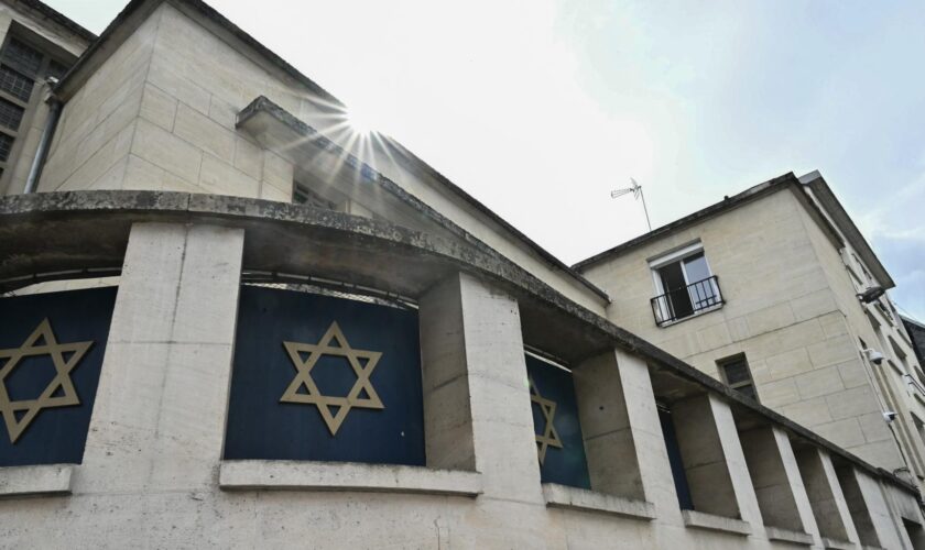 La synagogue de Rouen recouverte de tags antisémites, « condamnation absolue » de Bruno Retailleau