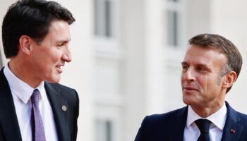 Justin Trudeau démissionne, les détracteurs d’Emmanuel Macron voudraient qu’il s’en inspire