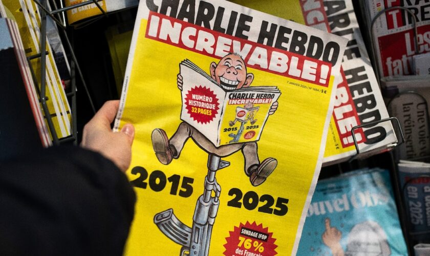 Cette photo montre le numéro spécial du journal satirique Charlie Hebdo avant les 10 ans mardi de l'attentat jihadiste qui a décimé une partie de la rédaction, dans un kiosque parisien le 6 janvier 2025.