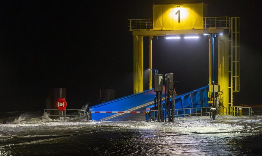 Schleswig-Holstein: Sturmflut an der Nordseeküste sorgt für Fährausfälle