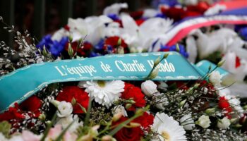 Une gerbe de fleurs, le 7 janvier 2019, devant les anciens locaux de Charlie Hebdo à Paris