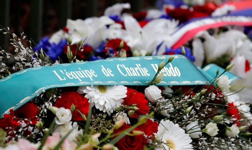 Une gerbe de fleurs, le 7 janvier 2019, devant les anciens locaux de Charlie Hebdo à Paris