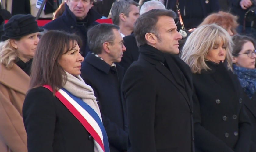 Emmanuel Macron et Anne Hidalgo se rendent devant l’Hyper Cacher, après un hommage à Charlie Hebdo