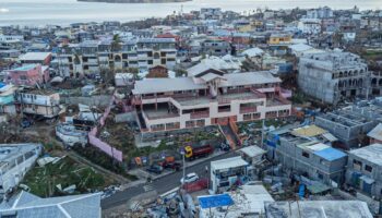 Vue aérienne de Mamoudzou, à Mayotte, dans l'océan Indien, le 21 décembre 2024