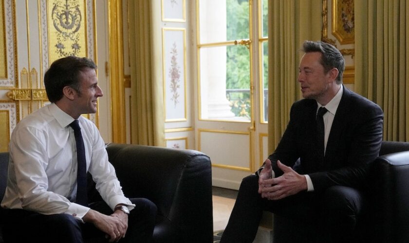 Le président français Emmanuel Macron s'entretient au palais de l'Elysée à Paris avec le patron américain de SpaceX, Twitter et Tesla Elon Musk, le 15 mai 2023