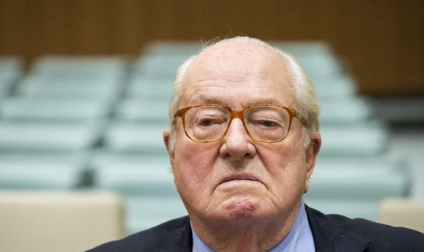 Un "visionnaire" et un "patriote" pour l'extrême droite, un "être abject, raciste et antisémite pour la gauche", "figure historique" pour l'exécutif qui marche sur des œufs... les réactions à la mort de Jean-Marie Le Pen sont contrastées