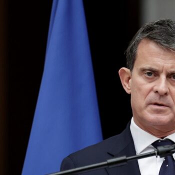 Le nouveau ministre des Outre-mer, Manuel Valls, lors de la cérémonie de passation de pouvoir le 24 décembre 2024 à Paris