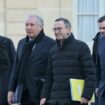 François Bayrou, entouré notamment d'Elisabeth Borne (g), ministre de l'Education et de Bruno Retailleau (d), ministre de l'Intérieur, se dirigeant vers l'Elysée pour le premier Conseil des ministres du Premier ministre