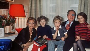 Le président du Front National Jean-Marie Le Pen pose avec sa femme Pierrette et leurs filles, le 1er mai 1974 dans leur appartement parisien. (De g à d): Pierrette Le Pen, Yann, Marine, Jean-Marie Le Pen, et Marie-Caroline.