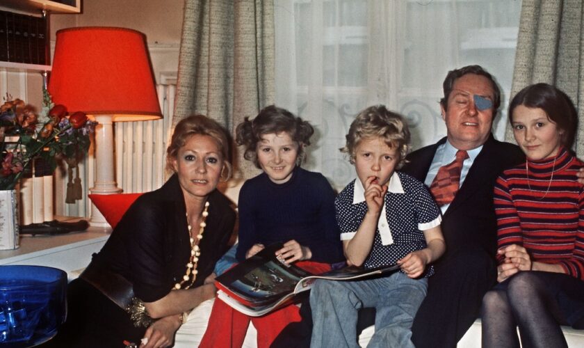 Le président du Front National Jean-Marie Le Pen pose avec sa femme Pierrette et leurs filles, le 1er mai 1974 dans leur appartement parisien. (De g à d): Pierrette Le Pen, Yann, Marine, Jean-Marie Le Pen, et Marie-Caroline.