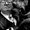 «J’ai eu du mal à le convaincre de poser avec ses chiens» : les dessous du portrait de Jean-Marie Le Pen par Helmut Newton