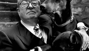 «J’ai eu du mal à le convaincre de poser avec ses chiens» : les dessous du portrait de Jean-Marie Le Pen par Helmut Newton