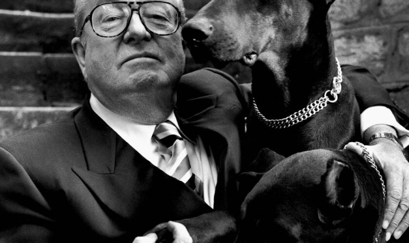 «J’ai eu du mal à le convaincre de poser avec ses chiens» : les dessous du portrait de Jean-Marie Le Pen par Helmut Newton